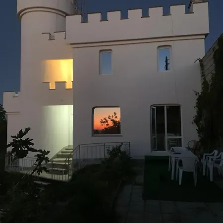 The Castle Bed & Breakfast Golden Sands